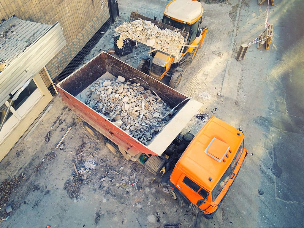 Egy fuvarozó hulladékszállítás közben Budapesten