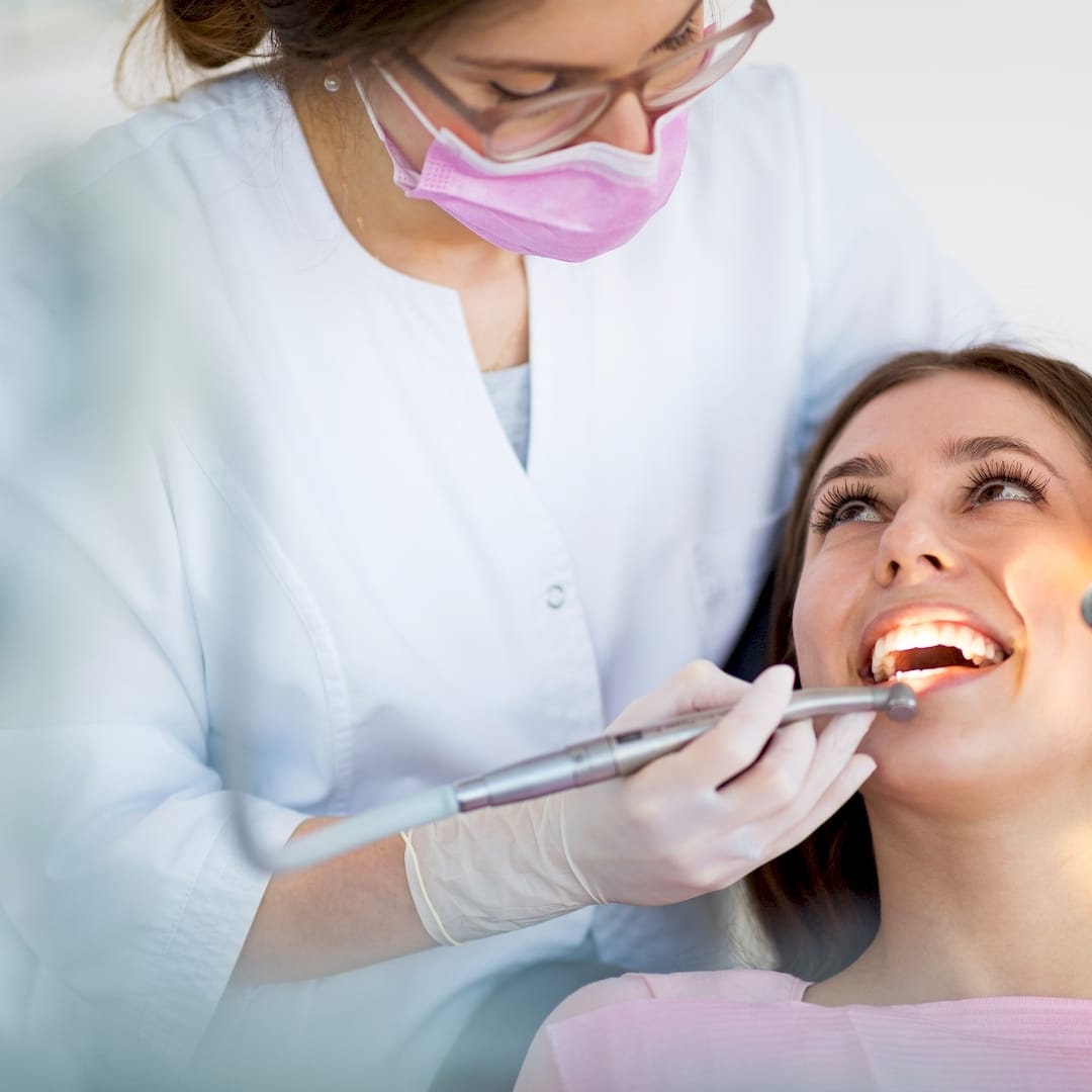 Egy fogorvos fogászati kezelés közben Budapesten