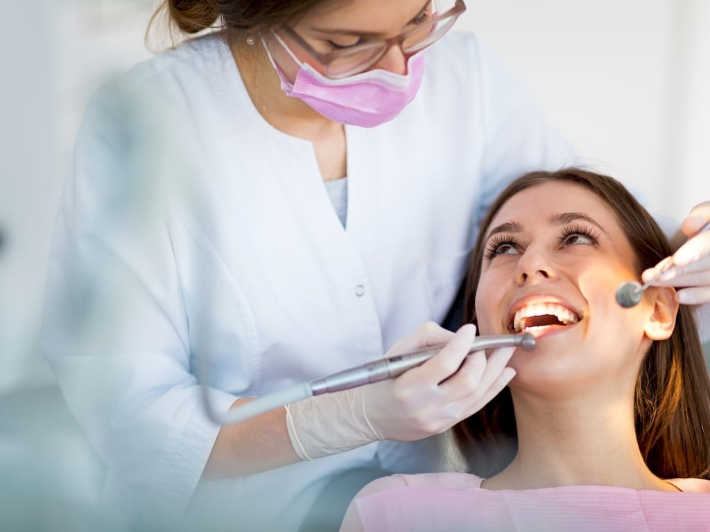 Egy fogorvos fogászati kezelés közben Budapesten