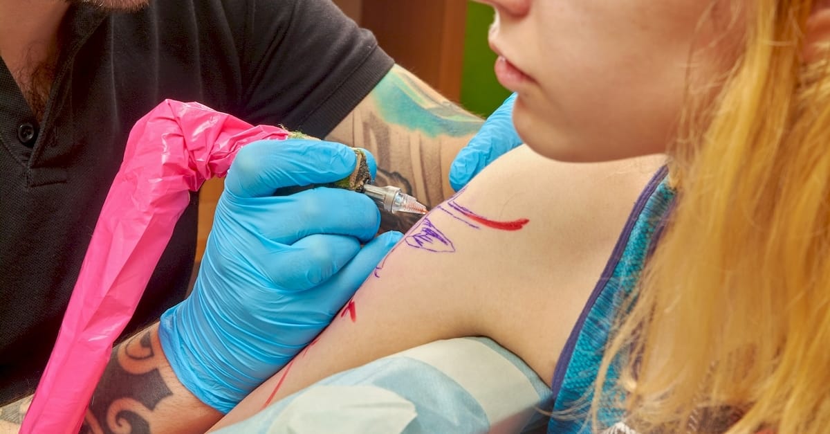 Egy tetováló tetoválás kezelése közben Budapesten