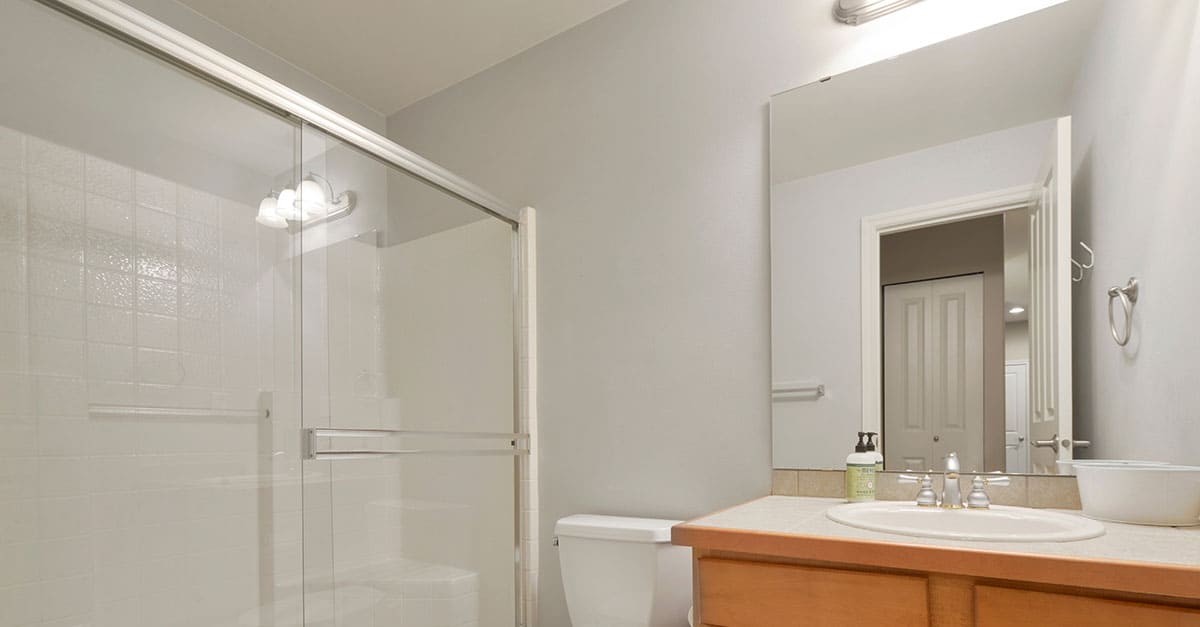 Egy villanyszerelő fürdőszoba szekrény világítás bekötése Miskolcon
