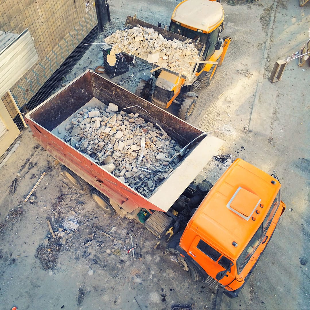 Egy fuvarozó hulladékszállítás közben Salgótarjánban