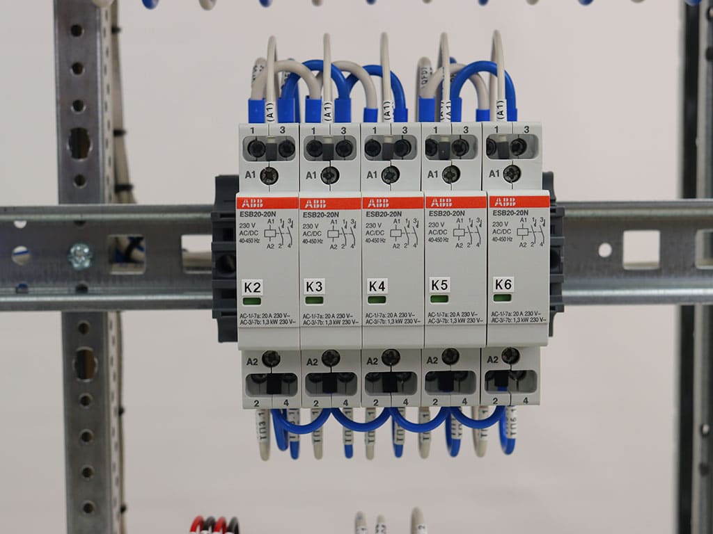 Egy villanyszerelő kétpólusú kapcsoló bekötése Székesfehérváron