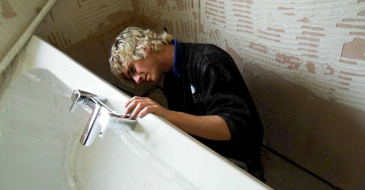 Egy szakember fürdőkád javító, fürdőkád csere közben Tatabányán