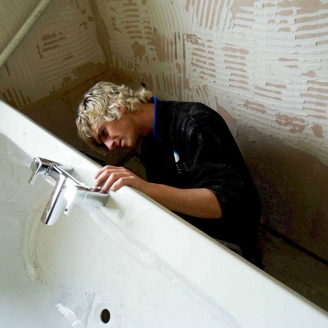 Egy szakember fürdőkád javító, fürdőkád csere közben Tatabányán